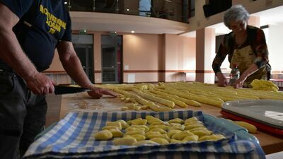 Nie brakuje produktów i rąk do pracy. Za gotowanie w Krasnymstawie wzięły się zarówno panie, jak i panowie. W menu jest mnóstwo pozycji.