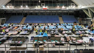 Hala im. Niedzieli przy Al. Zygmuntowskich została zaadaptowana na tymczasowe schronienie dla uchodźców z Ukrainy