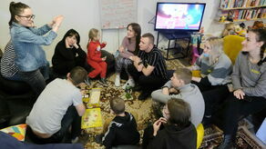 Przynajmniej tutaj słychać śmiech. Zajęcia dla dzieci uchodźców w Galerii Labirynt