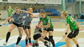 Andriana Tatar (z piłką) i Joanna Gadzina (z prawej) jeszcze w poprzednim sezonie grały w jednym zespole. W sobotę staną po przeciwnych stronach barykady

