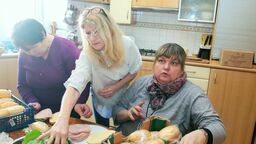 – Kanapki schodzą w pierwszej kolejności – zachwala Agnieszka Żółkowska (z prawej), inspiratorka akcji. – Dlatego będę je robiła do końca wojny. Sił mi na pewno wystarczy.