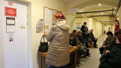 Kolejki przed puławskim punktem paszportowym pojawią się codziennie. Pierwsi interesanci przychodzą przed 4 nad ranem