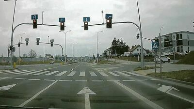 Lublin: Czerwone każe zwolnić, skarżą się na nie kierowcy. "Niepotrzebnie zmusza do zatrzymania"