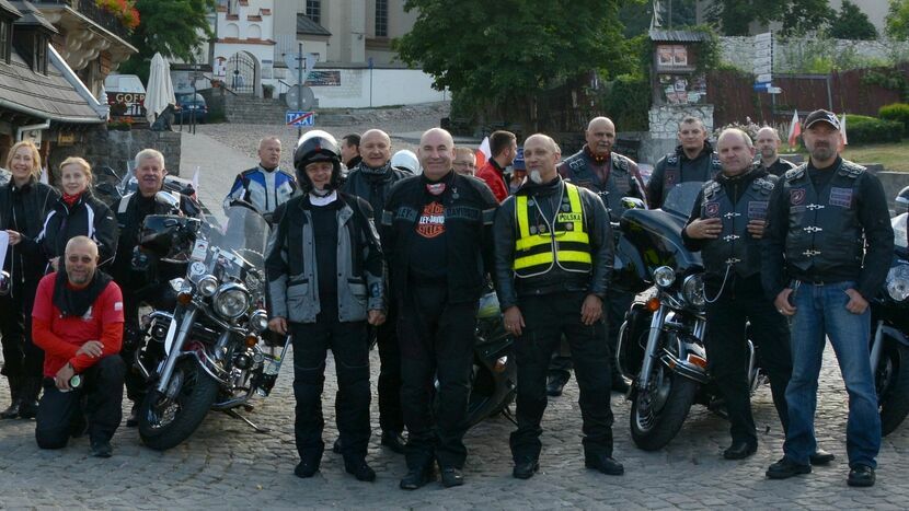 Miłośnicy motocyklowych rajdów od lat angażują się w akcje charytatywne. Na Ukrainę co roku wożą świąteczne paczki, sprzątają polskie mogiły na Wołyniu. Dzisiaj swoją pomoc oferują naszym sąsiadom