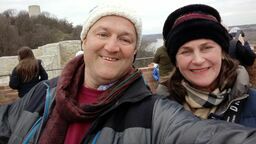 Ukraińcy, którzy zatrzymali się w gminie, chętnie korzystają z organizowanych przez Marcina Pisulę wycieczek po mieście. Poznają historię i zabytki Kazimierza, odrywając się na chwilę od problemów związanych z ucieczką przed wojną