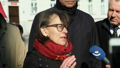 Małgorzata Chodkowska, bibliotekarka z Lublina, w otoczeniu sympatyków podczas konferencji prasowej przed Kuratorium Oświaty w Lublinie