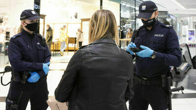 Koronawirus. 23 marca 2022. Pada termin zdjęcia maseczek