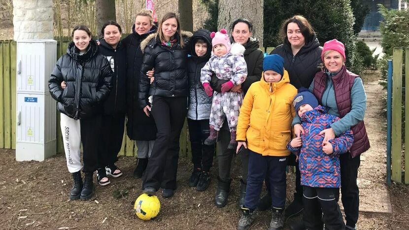 Grupa kobiet i dzieci z Ukrainy z jedną z członkiń kazimierskiego stowarzyszenia (z prawej), która została zakwaterowana w pensjonacie "Niebieski Kąt" w gminie Kazimierz Dolny