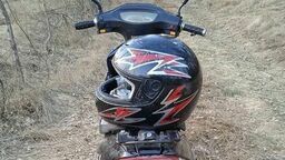 Dzwoni na policję, żeby zgłosić kradzież i widzi jak złodzieje jadą na jego skuterze