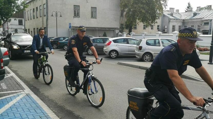 Prezydent ze strażnikami podczas rowerowego patrolu