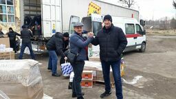 Na zdjęciu z lewej Orest Bakum, dyrektor szpitala w Żółkwi, po prawej Damian Miechowicz, dyrektor zamojskiego pogotowia