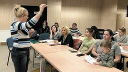 Na wtorkową lekcję języka polskiego do KDK przyszło sporo osób, które były tutaj po raz pierwszy. Ale nie zrażały się, że jeszcze niewiele umieją. Wszystkim bardzo zależy, by nauczyć się języka polskiego.