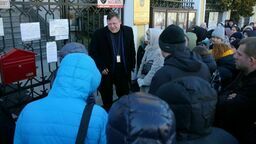 Długie czekanie na mrozie przed ukraińskim konsulatem. Pomógł ksiądz