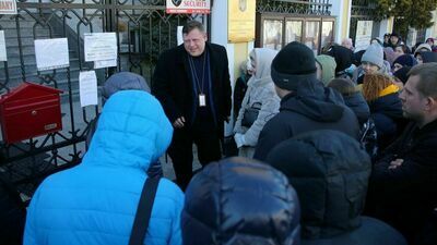 Długie czekanie na mrozie przed ukraińskim konsulatem. Pomógł ksiądz