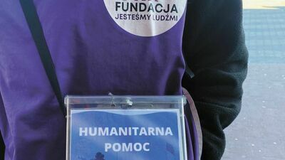 Osoby prowadzace zbórkę publiczną powinny posiadać identyfikatory w takimi informacjami jak: imię i nazwisko zbierającego;
nazwa zbiórki; cel zbiórki; nazwa organizatora; numer zbiórki. 
Na zdjęciu: wolontariusz pod marketem Auchan w Lublinie. 