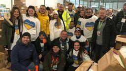 Francuscy i polscy wolontariusze już po rozładunku. Za wsparcie dziękował na miejscu prezydent Zamościa Andrzej Wnuk.