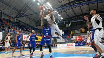 Michaelyn Scott (z piłką) to jeden z liderów Polskiego Cukru Pszczółka Start Lublin