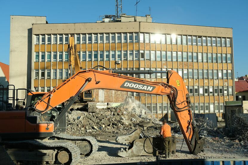 Od wymontowywania okien rozpoczęło się wyburzanie przy ul. Karmelickiej