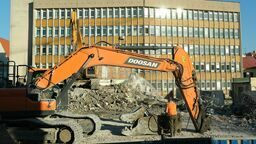 Od wymontowywania okien rozpoczęło się wyburzanie przy ul. Karmelickiej