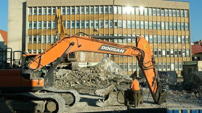 Od wymontowywania okien rozpoczęło się wyburzanie przy ul. Karmelickiej