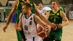 Mikołaj Stopierzyński (z piłką) we Wrocławiu rozegrał jedno z najlepszych spotkań w karierze