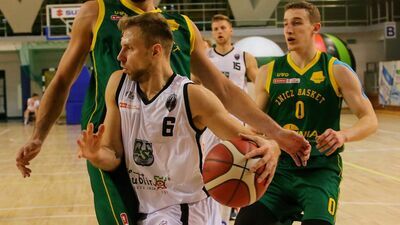 Mikołaj Stopierzyński (z piłką) we Wrocławiu rozegrał jedno z najlepszych spotkań w karierze