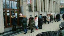 Lublin - kolejka do bankomatu