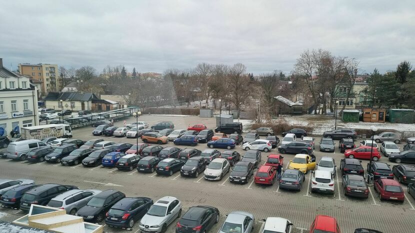 Stoiska zajmują teraz część parkingu przy ulicy Bieńkowskiego (po lewej stronie)
