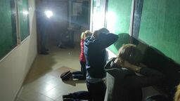 „Pan już nie żyje” – słyszą ci, którzy zachowali się w niewłaściwy sposób. Niektórzy są zmuszeni do klęczenia na korytarzu z rękami za głową. Pracownicy kierownictwa zostają uprowadzeni do jednej z sal i tam przesłuchiwani.