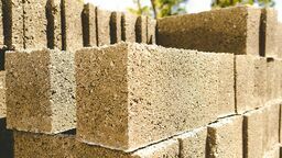 Kobieta działała w branży budowlanej. Handlowała kostką, pustakami, drzwiami, a nawet węglem