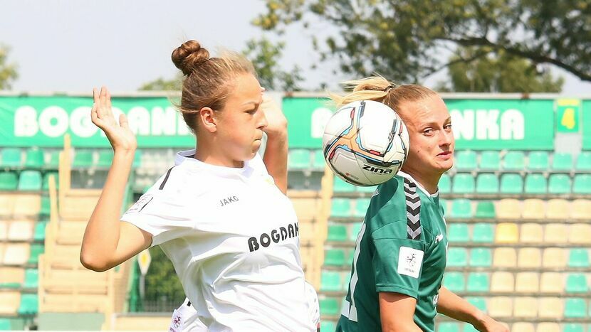 Marcjanna Zawadzka (w białym stroju) zdobyła bramkę w meczu z Olimpią Szczecin<br />
<br />
