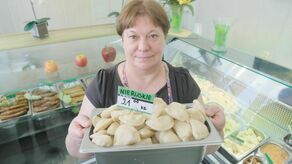 Pani Elżbieta z lubelskiej Jagienki z pierogami, które są w menu od poniedziałku