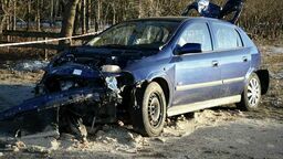 Zderzenie dwóch aut, jedno z nich dachowało. Zginęła jedna osoba, trzy w szpitalu