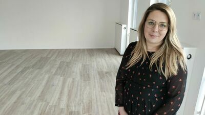 Marika Zaprawa w sali, w której opiekę znajdą dzieci uchodźców z Ukrainy