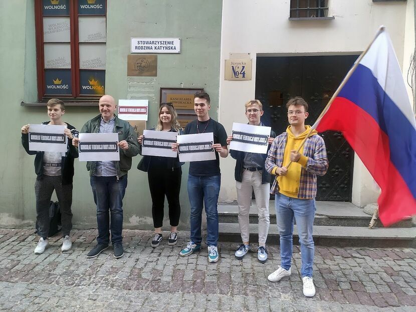 Działacze lewicy podczas happeningu w Lublinie przed siedzibą partii KORWiN