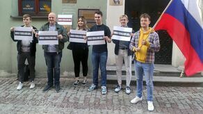 Działacze lewicy podczas happeningu w Lublinie przed siedzibą partii KORWiN