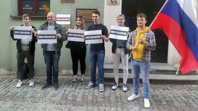 Działacze lewicy podczas happeningu w Lublinie przed siedzibą partii KORWiN