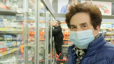 – Korzystam wciąż z maseczki, bo chronię się nie tylko przed Covidem, ale też przed zwykłą grypą. Poza tym, wyrobiłam w sobie taki nawyk – mówi pani Leokadia, która robiła wczoraj zakupy w Biedronce przy al. Spółdzielczości Pracy w Lublinie