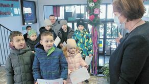 Ukraińskie dzieci z pierwszą wizytą w swojej nowej szkole