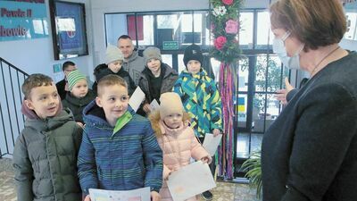 Ukraińskie dzieci z pierwszą wizytą w swojej nowej szkole