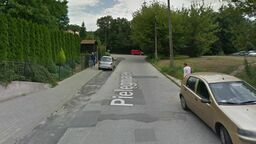 Wjazd i wejście na działkę przewidziany jest od strony północnej a dostęp do drogi publicznej od ul. Bohaterów Monte Casino 