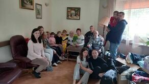 Kiedy niepełnosprawny przekracza granicę, z reguły nie jedzie sam. W podzamojskich Białobrzegach przyjmowano wiele licznych rodzin uchodźców.
