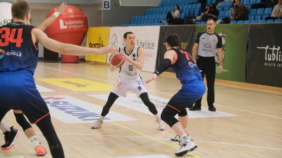 Krzysztof Wąsowicz (z piłką) rozegrał w Koszalinie znakomite zawody
