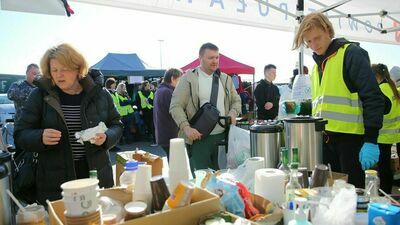 Przy S17 zebrali się miejscowi i zatrzymują autokary z uchodźcami. I bardzo dobrze