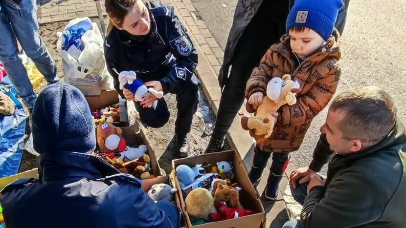 Zabawki dla dzieci z Ukrainy od policjantów z powiatu puławskiego
