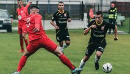 Kamil Woźniak zdobył drugą bramkę dla Gryfa w meczu z Bratem Cukrownikiem Siennica Nadolna