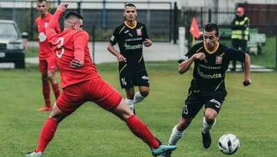 Kamil Woźniak zdobył drugą bramkę dla Gryfa w meczu z Bratem Cukrownikiem Siennica Nadolna