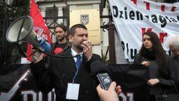 2015 rok. Konrad Rękas podczas pikiety przed Konsulatem Ukrainy w Lublinie przeciwko nominacji Wasyla Pawluka na konsula