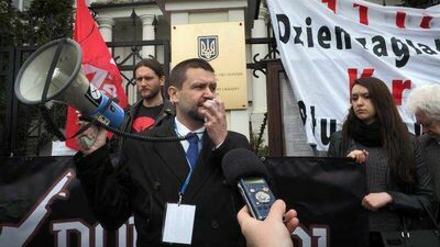 2015 rok. Konrad Rękas podczas pikiety przed Konsulatem Ukrainy w Lublinie przeciwko nominacji Wasyla Pawluka na konsula