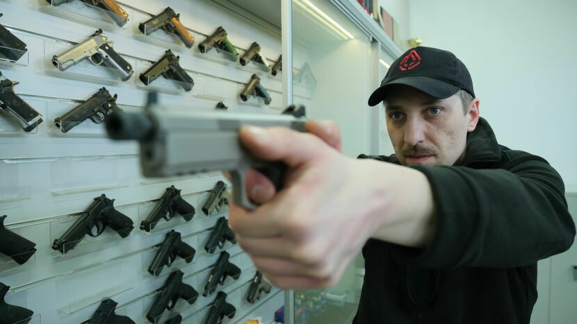 W sklepie Gun4You w Lublinie wybór jest duży, ale ze względu na braki na rynku niekoniecznie trafimy na upatrzoną markę broni. Na zdjęciu Łukasz Cieślik z Lubelskiego Centrum Strzeleckiego sprawdza jeden z dostępnych pistoletów